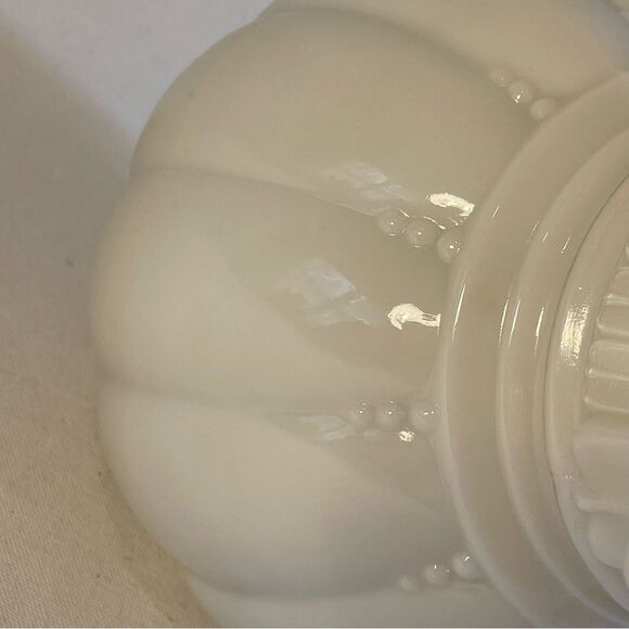 old ivory colored milk glass table lamp, vintage alacite Aladdin lamp shade - Picture 10 of 15
